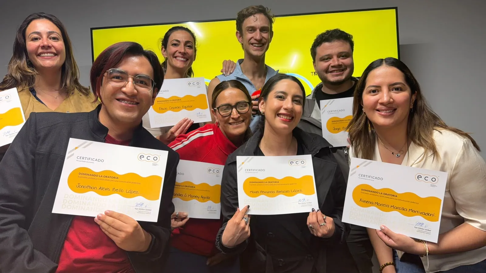 Alumnos de ECO con sus certificados del curso Dominando la oratoria